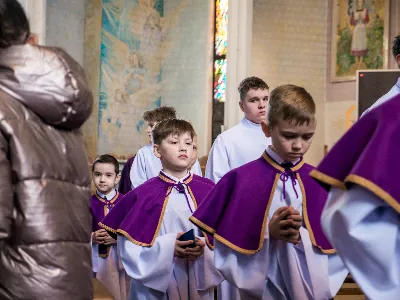 W V Niedzielę Wielkiego Postu, podczas Mszy Świętej o godz. 12:00, ks. Krzysztof Gołąbek – proboszcz naszej Katedry, przyjął do grona Liturgicznej Służby Ołtarza siedmiu nowych ministrantów.  Po odpowiednim przygotowaniu, pod czujnym okiem ks. Pawła Wójcika oraz animatorów Adama i Miłosza, chłopcy otrzymali stopień ministranta choralisty – po raz pierwszy założyli kołnierzyki i otrzymali legitymacje ministranckie. To wyjątkowy moment i ogromna radość dla naszej wspólnoty! Podczas Mszy Świętej zaśpiewała Dziewczęca Schola Katedralna. Serdecznie gratulujemy chłopcom odwagi oraz życzymy wytrwałości w tej pięknej służbie przy Ołtarzu Pana Jezusa. Jeśli chcesz dołączyć do grona ministrantów – serdecznie zapraszamy! Zainteresowanych prosimy o kontakt z ks. Pawłem Wójcikiem.
fot. Antoni Ważny