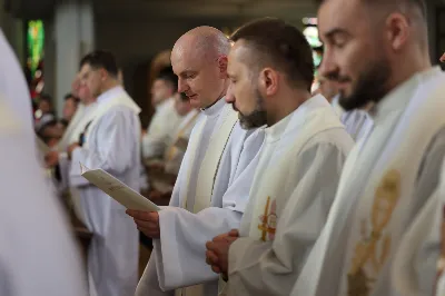„Eucharystia powinna nas prowadzić do odkrycia kapłańskiej misji Ludu Bożego, kapłańskiej misji każdego z nas” – powiedział Biskup Rzeszowski podczas Mszy Wieczerzy Pańskiej, której przewodniczył w katedrze rzeszowskiej w Wielki Czwartek, 2 kwietnia 2026 r.

Podczas uroczystej liturgii Wielkiego Czwartku w katedrze rzeszowskiej, której przewodniczył bp Jan Wątroba, wierni zostali zaproszeni do refleksji nad tajemnicą Eucharystii, kapłaństwa oraz powołania całego Ludu Bożego do udziału w misji Chrystusa. Na zakończenie homilii biskup zachęcił do szczególnej modlitwy za kapłanów, zwłaszcza tych przeżywających trudności i kryzysy. „Panie Jezu, dobry pasterzu i towarzyszu wędrówki, dziś powierzamy Ci wszystkich kapłanów, ale zwłaszcza tych, którzy przechodzą chwilę kryzysu” – powiedział Biskup Rzeszowski. Wezwał także wspólnotę wiernych do troski o kapłanów poprzez modlitwę, życzliwość i wsparcie.

Wielkoczwartkowa liturgia w katedrze rzeszowskiej stała się nie tylko dziękczynieniem za dar Eucharystii i kapłaństwa, ale także wezwaniem do odnowienia świadomości odpowiedzialności każdego wiernego za życie Kościoła i świadectwo wiary w świecie. fot. ks. Jakub Oczkowicz