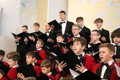 W niedzielę, 16 listopada, w Katedrze pw. Najświętszego Serca Pana Jezusa w Rzeszowie odbyła się uroczysta Msza Święta z okazji jubileuszu 40-lecia Katedralnego Chóru Chłopięco-Męskiego „Pueri Cantores Resovienses”. Eucharystii przewodniczył ks. Krzysztof Gołąbek, proboszcz Katedry.

Pod batutą Aleksandry Fiołek-Matuszewskiej oraz chórzysty Marcelego Kyca chór wykonał kilka utworów ze swojego repertuaru, wypełniając Katedrę pięknem muzyki sakralnej.

Wyjątkowym momentem było przyjęcie dziesięciu chłopców do grona chórzystów. W asyście prezesa chóru, Ryszarda Bieńka, młodzi śpiewacy złożyli uroczyste przyrzeczenie godnego reprezentowania chóru, Katedry Rzeszowskiej i miasta.

Radość przeżywały także dzieci przygotowujące się do I Komunii Świętej, które podczas Mszy Świętej otrzymały swoje pierwsze modlitewniki. W homilii ks. Julian Wybraniec, duszpasterz chóru z ramienia bpa Jana Wątroby, przypomniał o znaczeniu modlitewnika w życiu każdego chrześcijanina.

Przed nami kolejna uroczystość! Już 24 listopada o godz. 18.00 w Instytucie Teologiczno-Pastoralnym w Rzeszowie odbędzie się wyjątkowy koncert jubileuszowy. 

fot. Patrycja Pelczar Reszko
