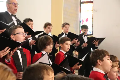 W niedzielę, 16 listopada, w Katedrze pw. Najświętszego Serca Pana Jezusa w Rzeszowie odbyła się uroczysta Msza Święta z okazji jubileuszu 40-lecia Katedralnego Chóru Chłopięco-Męskiego „Pueri Cantores Resovienses”. Eucharystii przewodniczył ks. Krzysztof Gołąbek, proboszcz Katedry.

Pod batutą Aleksandry Fiołek-Matuszewskiej oraz chórzysty Marcelego Kyca chór wykonał kilka utworów ze swojego repertuaru, wypełniając Katedrę pięknem muzyki sakralnej.

Wyjątkowym momentem było przyjęcie dziesięciu chłopców do grona chórzystów. W asyście prezesa chóru, Ryszarda Bieńka, młodzi śpiewacy złożyli uroczyste przyrzeczenie godnego reprezentowania chóru, Katedry Rzeszowskiej i miasta.

Radość przeżywały także dzieci przygotowujące się do I Komunii Świętej, które podczas Mszy Świętej otrzymały swoje pierwsze modlitewniki. W homilii ks. Julian Wybraniec, duszpasterz chóru z ramienia bpa Jana Wątroby, przypomniał o znaczeniu modlitewnika w życiu każdego chrześcijanina.

Przed nami kolejna uroczystość! Już 24 listopada o godz. 18.00 w Instytucie Teologiczno-Pastoralnym w Rzeszowie odbędzie się wyjątkowy koncert jubileuszowy. 

fot. Patrycja Pelczar Reszko