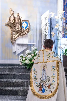 Tegoroczne czerwcowe Nabożeństwo Fatimskie rozpoczęło się o godz. 18:30 odśpiewaniem Litanii do Najświętszego Serca Pana Jezusa oraz przedstawieniem próśb i podziękowań do Matki Bożej Fatimskiej. O godz. 19:00 miała miejsce uroczysta Msza Święta, której przewodniczył i homilię wygłosił ks. Tadeusz Pindara - proboszcz parafii Matki Bożej Częstochowskiej z Rzeszowa (Drabinianka). Ze względu na niekorzystne warunki atmosferyczne zrezygnowano z procesji z figurą Matki Bożej i relikwiami dzieci fatimskich, która tradycyjnie odbywa się na placu przed katedrą. Wierni składali swoje intencje przy figurze Matki Bożej Fatimskiej w modlitwie różańcowej, którą poprowadzili przedstawiciele parafii pw. Miłosierdzia Bożego w Rzeszowie wraz z ks. Tomaszem Baciem – proboszczem tejże parafii. W posługę muzyczną podczas Eucharystii włączył się chór „Alba Cantans” pod dyrekcją Kornelii Ignas z parafii pw. Bożego Miłosierdzia w Rzeszowie oraz orkiestra dęta prowadzona przez Tadeusza Cielaka. Wieczór poświęcony Matce Bożej Fatimskiej zakończyło wspólne odśpiewanie Apelu Jasnogórskiego, po którym jeszcze przez godzinę trwała adoracja Najświętszego Sakramentu. Uroczystość w katedrze licznie zgromadziła wiernych czcicieli Matki Bożej Fatimskiej. Kolejne Nabożeństwa Fatimskie odbędą się w każdy 13. dzień miesiąca do października i będą transmitowane przez Katolickie Radio VIA. fot. Joanna Prasoł