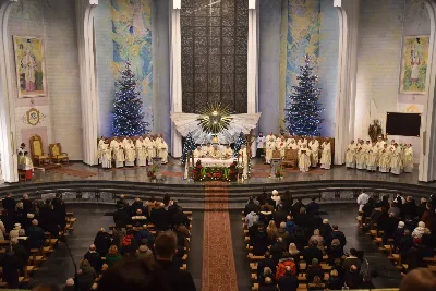 Uroczystej liturgii w uroczystość Objawienia Pańskiego w katedrze rzeszowskiej przewodniczył bp Jan Wątroba. W koncelebrze wziął udział bp Kazimierz Górny oraz kilkudziesięciu kapłanów. Szczególną intencją Eucharystii była modlitwa za bp. Kazimierza Górnego, obchodzącego 40. rocznicę sakry biskupiej oraz za bp. Edwarda Białogłowskiego, który święcenia biskupie przyjął 37 lat temu.
Na początku liturgii przedstawiciele parafii przekazali życzenia Biskupom Seniorom. Po odczytaniu Ewangelii, zgodnie z dawnym zwyczajem, wygłoszono Anuncjacę, czyli ogłoszenie dat Świąt Paschalnych i innych świąt ruchomych w bieżącym roku liturgicznym. Obrzęd ten ma na celu przypomnienie, że całe życie chrześcijanina i liturgia Kościoła, zmierzają ku najważniejszej tajemnicy, Paschy Chrystusa. Podczas liturgii, zgodnie ze świątecznym zwyczajem, pobłogosławiono kredę i kadzidło.
Na zakończenie Mszy św. bp Kazimierz Górny podziękował uczestnikom liturgii za wspólną modlitwę i przekazane życzenia. fot. ks. Jakub Oczkowicz