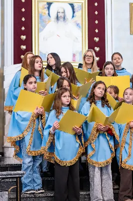 W niedzielę 11 stycznia 2026 r., na zakończenie rodzinnej Mszy Świętej o godz. 12.00, odbyło się uroczyste podsumowanie roku formacyjnego Liturgicznej Służby Ołtarza Katedry Rzeszowskiej.

Statuetkę Złotego Ministranta otrzymali Karol Kowalski oraz Dawid Pruchnicki.
Statuetkę Srebrnego Ministranta otrzymał Piotr Warzybok.
Statuetkę Brązowego Ministranta otrzymał Paweł Górka.

Wszystkim nagrodzonym serdecznie gratulujemy, a pozostałych ministrantów zachęcamy do dalszej, wytrwałej i gorliwej służby przy ołtarzu.

Serdecznie dziękujemy osobom i firmom wspierającym działalność Liturgicznej Służby Ołtarza:
– Państwu Jolancie i Sławomirowi Zawidlakom (Majstal – cięcie laserowe),
– Państwu Sylwii i Łukaszowi Kowalskim (drukowalscy.pl) za przygotowanie projektu i ufundowanie statuetek,
– Państwu Annie i Sławomirowi Wilkom (Matteo Travel – Biuro Podróży) za wsparcie finansowe, które umożliwia ministrantom nieodpłatne korzystanie z hali sportowej.

Wyrażamy wdzięczność wszystkim parafianom, którzy w uroczystość Objawienia Pańskiego zakupili „kadzidło”, wspierając w ten sposób Fundusz Ministrancki.

Dziękujemy przede wszystkim ks. Pawłowi Wójcikowi za codzienną troskę, opiekę i formację Liturgicznej Służby Ołtarza.

Zapraszamy wszystkich chłopców, którzy chcieliby dołączyć do grona Liturgicznej Służby Ołtarza. Służba przy ołtarzu to piękna droga pogłębiania wiary, nauki odpowiedzialności oraz współtworzenia piękna liturgii.

Fot. Joanna Prasoł