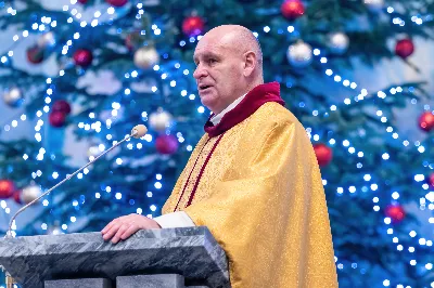 W wigilię uroczystości Bożego Narodzenia w rzeszowskiej katedrze została odprawiona tzw. Msza pasterzy, popularnie zwana „Pasterką”. Uroczystej Eucharystii na rozpoczęcie liturgicznego okresu Bożego Narodzenia przewodniczył bp Jan Wątroba, Pasterz Diecezji Rzeszowskiej. Po procesji wejścia, ks. Krzysztof Gołąbek, proboszcz parafii katedralnej, złożył figurkę Dzieciątka Jezus w symbolicznym żłóbku. Liturgia Słowa podkreślała radość z narodzenia oczekiwanego Mesjasza: „Dziś się narodził Chrystus Pan, Zbawiciel”. Homilię wygłosił bp Jan Wątroba. Na zakończenie uroczystej Eucharystii ks. Krzysztof Gołąbek złożył świąteczne życzenia wszystkim obecnym w katedrze oraz radiosłuchaczom Katolickiego Radia VIA. fot. Joanna Prasoł