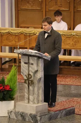 W drugi dzień oktawy Narodzenia Pańskiego o godz. 12.00 w Rzeszowskiej Katedrze została odprawiona uroczysta Eucharystia ku czci św. Szczepana, pierwszego męczennika oraz odbyło się spotkanie opłatkowe Katedralnego Chóru Chłopięco-Męskiego „Pueri Cantores Resovienses”. Eucharystii przewodniczył bp Edward Białogłowski – biskupa pomocniczy senior, a w koncelebrze uczestniczyli ks. Krzysztof Gołąbek – prepozyt kapituły katedralnej i proboszcz Katedry oraz ks. Paweł Matuszewski – notariusz rzeszowskiej Kurii. Kolędy podczas liturgii wykonał Katedralny Chór Chłopięco-Męski „Pueri Cantores Resovienses” pod dyrekcją pani Aleksandry Fiołek-Matuszewskiej. Po Eucharystii, w sali papieskiej odbyło się spotkanie opłatkowe katedralnego chóru. Życzenia błogosławieństwa Bożego od Nowonarodzonego Chrystusa złożył bp Edward Białogłowski. W tradycyjnym przełamaniu opłatkiem, oprócz koncelebrujących Mszę Świętą księży, uczestniczyli: pani Aleksandra Fiołek-Matuszewska – dyrygent chóru, pan Ryszard Bieniek – prezes chóru, ks. Julian Wybraniec, duszpasterz chóru z ramienia Biskupa Rzeszowskiego Jana Wątroby, członkowie zarządu chóru oraz rodzice chórzystów. Fot. Patrycja Pelczar Reszko