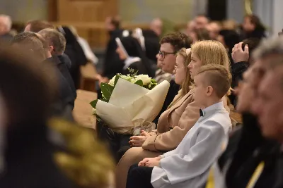 W liturgiczne wspomnienie św. Jana Apostoła (27 grudnia) w katedrze rzeszowskiej celebrowano Eucharystię, której przewodniczył bp Jan Wątroba. Mszę św. koncelebrował abp Edward Nowak, bp Edward Białogłowski, a także ok. 60 kapłanów, którzy wraz z przedstawicielami wspólnot, stowarzyszeń i instytucji modlili się w intencji Biskupa Rzeszowskiego z okazji jego imienin.
Homilię wygłosił ks. Janusz Kosior, proboszcz parafii pw. św. Jadwigi Królowej w Rzeszowie.
Na zakończenie Mszy św. bp Jan Wątroba podziękował za modlitwę i życzenia. 
fot. ks. Jakub Oczkowicz
