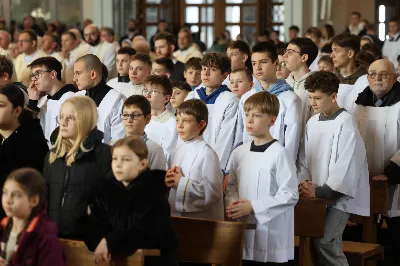 „Eucharystia powinna nas prowadzić do odkrycia kapłańskiej misji Ludu Bożego, kapłańskiej misji każdego z nas” – powiedział Biskup Rzeszowski podczas Mszy Wieczerzy Pańskiej, której przewodniczył w katedrze rzeszowskiej w Wielki Czwartek, 2 kwietnia 2026 r.

Podczas uroczystej liturgii Wielkiego Czwartku w katedrze rzeszowskiej, której przewodniczył bp Jan Wątroba, wierni zostali zaproszeni do refleksji nad tajemnicą Eucharystii, kapłaństwa oraz powołania całego Ludu Bożego do udziału w misji Chrystusa. Na zakończenie homilii biskup zachęcił do szczególnej modlitwy za kapłanów, zwłaszcza tych przeżywających trudności i kryzysy. „Panie Jezu, dobry pasterzu i towarzyszu wędrówki, dziś powierzamy Ci wszystkich kapłanów, ale zwłaszcza tych, którzy przechodzą chwilę kryzysu” – powiedział Biskup Rzeszowski. Wezwał także wspólnotę wiernych do troski o kapłanów poprzez modlitwę, życzliwość i wsparcie.

Wielkoczwartkowa liturgia w katedrze rzeszowskiej stała się nie tylko dziękczynieniem za dar Eucharystii i kapłaństwa, ale także wezwaniem do odnowienia świadomości odpowiedzialności każdego wiernego za życie Kościoła i świadectwo wiary w świecie. fot. ks. Jakub Oczkowicz