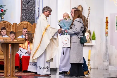 W niedzielę 11 stycznia 2026 r., na zakończenie rodzinnej Mszy Świętej o godz. 12.00, odbyło się uroczyste podsumowanie roku formacyjnego Liturgicznej Służby Ołtarza Katedry Rzeszowskiej.

Statuetkę Złotego Ministranta otrzymali Karol Kowalski oraz Dawid Pruchnicki.
Statuetkę Srebrnego Ministranta otrzymał Piotr Warzybok.
Statuetkę Brązowego Ministranta otrzymał Paweł Górka.

Wszystkim nagrodzonym serdecznie gratulujemy, a pozostałych ministrantów zachęcamy do dalszej, wytrwałej i gorliwej służby przy ołtarzu.

Serdecznie dziękujemy osobom i firmom wspierającym działalność Liturgicznej Służby Ołtarza:
– Państwu Jolancie i Sławomirowi Zawidlakom (Majstal – cięcie laserowe),
– Państwu Sylwii i Łukaszowi Kowalskim (drukowalscy.pl) za przygotowanie projektu i ufundowanie statuetek,
– Państwu Annie i Sławomirowi Wilkom (Matteo Travel – Biuro Podróży) za wsparcie finansowe, które umożliwia ministrantom nieodpłatne korzystanie z hali sportowej.

Wyrażamy wdzięczność wszystkim parafianom, którzy w uroczystość Objawienia Pańskiego zakupili „kadzidło”, wspierając w ten sposób Fundusz Ministrancki.

Dziękujemy przede wszystkim ks. Pawłowi Wójcikowi za codzienną troskę, opiekę i formację Liturgicznej Służby Ołtarza.

Zapraszamy wszystkich chłopców, którzy chcieliby dołączyć do grona Liturgicznej Służby Ołtarza. Służba przy ołtarzu to piękna droga pogłębiania wiary, nauki odpowiedzialności oraz współtworzenia piękna liturgii.

Fot. Joanna Prasoł