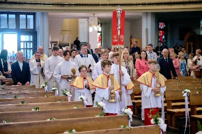 Maj to dla wielu najpiękniejszy miesiąc w roku. W liturgii Kościoła szczególnie wtedy czcimy Maryję oraz radujemy się ze Zmartwychwstania Pańskiego.
W niedzielę 12 maja w naszej Katedrze dzieci z klas III doświadczyły równie wielkiej radości po raz pierwszy w pełni uczestnicząc we Mszy Świętej. To niezwykłe spotkanie z Chrystusem w Komunii Świętej zostało poprzedzone przygotowaniem poprzez katechezy w szkole i spotkania w parafii, a także spowiedzią.
Poprzez niedzielną Eucharystie o godz. 12.00 celebrowaną przez ks. Krzysztofa Gołąbka, proboszcza naszej Katedry, 78 dzieci rozpoczęło wielką przygodę z Jezusem ukrytym w Najświętszym Sakramencie. Towarzyszyli im rodzice, którzy wraz ze swoimi dziećmi przygotowywali się do tego wydarzenia, a także najbliższa rodzina. Posługę w liturgii Mszy Świętej pełniły dzieci pierwszokomunijne oraz ich rodzice.
Wielka radość serc dzieci komunijnych promieniowała na wszystkich uczestników Mszy Świętej i przypominała zebranym na liturgii, że spotkanie z Jezusem Eucharystycznym to przywilej i wielkie szczęście. Czas tej wielkiej radości został przedłużony przez „Biały Tydzień”, w którym dzieci uczestniczyły w wieczornej Eucharystii, przyjmując Jezusa do swoich serc. 
Wszystkim dzieciom, które w tym roku przeżywały swoją Pierwszą Komunię Świętą, życzymy, aby nie gasł w nich zapał do poznawania Jezusa i Jego nauki, a radość, jaka towarzyszyła tym dniom, była nieodłączną towarzyszką ich spotkań z Jezusem w Eucharystii. A s. Julicie i ks. Julianowi dziękujemy za serce włożone w przygotowanie dzieci do tego wielkiego wydarzenia.
 
fot. Fotografia-64 Wacław Patro