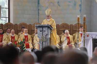 „Eucharystia powinna nas prowadzić do odkrycia kapłańskiej misji Ludu Bożego, kapłańskiej misji każdego z nas” – powiedział Biskup Rzeszowski podczas Mszy Wieczerzy Pańskiej, której przewodniczył w katedrze rzeszowskiej w Wielki Czwartek, 2 kwietnia 2026 r.

Podczas uroczystej liturgii Wielkiego Czwartku w katedrze rzeszowskiej, której przewodniczył bp Jan Wątroba, wierni zostali zaproszeni do refleksji nad tajemnicą Eucharystii, kapłaństwa oraz powołania całego Ludu Bożego do udziału w misji Chrystusa. Na zakończenie homilii biskup zachęcił do szczególnej modlitwy za kapłanów, zwłaszcza tych przeżywających trudności i kryzysy. „Panie Jezu, dobry pasterzu i towarzyszu wędrówki, dziś powierzamy Ci wszystkich kapłanów, ale zwłaszcza tych, którzy przechodzą chwilę kryzysu” – powiedział Biskup Rzeszowski. Wezwał także wspólnotę wiernych do troski o kapłanów poprzez modlitwę, życzliwość i wsparcie.

Wielkoczwartkowa liturgia w katedrze rzeszowskiej stała się nie tylko dziękczynieniem za dar Eucharystii i kapłaństwa, ale także wezwaniem do odnowienia świadomości odpowiedzialności każdego wiernego za życie Kościoła i świadectwo wiary w świecie. fot. ks. Jakub Oczkowicz
