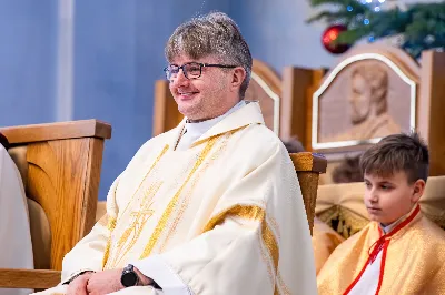 W niedzielę 11 stycznia 2026 r., na zakończenie rodzinnej Mszy Świętej o godz. 12.00, odbyło się uroczyste podsumowanie roku formacyjnego Liturgicznej Służby Ołtarza Katedry Rzeszowskiej.

Statuetkę Złotego Ministranta otrzymali Karol Kowalski oraz Dawid Pruchnicki.
Statuetkę Srebrnego Ministranta otrzymał Piotr Warzybok.
Statuetkę Brązowego Ministranta otrzymał Paweł Górka.

Wszystkim nagrodzonym serdecznie gratulujemy, a pozostałych ministrantów zachęcamy do dalszej, wytrwałej i gorliwej służby przy ołtarzu.

Serdecznie dziękujemy osobom i firmom wspierającym działalność Liturgicznej Służby Ołtarza:
– Państwu Jolancie i Sławomirowi Zawidlakom (Majstal – cięcie laserowe),
– Państwu Sylwii i Łukaszowi Kowalskim (drukowalscy.pl) za przygotowanie projektu i ufundowanie statuetek,
– Państwu Annie i Sławomirowi Wilkom (Matteo Travel – Biuro Podróży) za wsparcie finansowe, które umożliwia ministrantom nieodpłatne korzystanie z hali sportowej.

Wyrażamy wdzięczność wszystkim parafianom, którzy w uroczystość Objawienia Pańskiego zakupili „kadzidło”, wspierając w ten sposób Fundusz Ministrancki.

Dziękujemy przede wszystkim ks. Pawłowi Wójcikowi za codzienną troskę, opiekę i formację Liturgicznej Służby Ołtarza.

Zapraszamy wszystkich chłopców, którzy chcieliby dołączyć do grona Liturgicznej Służby Ołtarza. Służba przy ołtarzu to piękna droga pogłębiania wiary, nauki odpowiedzialności oraz współtworzenia piękna liturgii.

Fot. Joanna Prasoł