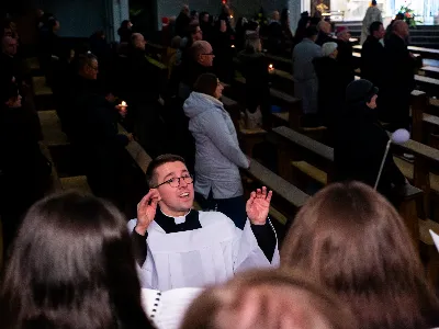 „Zaiste, godna jesteś, Matko, wszelkiej chwały, któraś między wszystkimi świętymi Najświętsze zrodziła Słowo. Od przyszłej kary wybaw nas, którzy pospołu do Ciebie wołamy: Alleluja”. Tymi słowami wychwalali Matkę Bożą zgromadzeni w rzeszowskiej katedrze w wigilię jednej z najważniejszych uroczystości w Kościele – uroczystości Niepokalanego Poczęcia Najświętszej Maryi Panny. W tym szczególnym dniu miało miejsce nabożeństwo Akatystu ku czci Bogurodzicy – jednego z najstarszych hymnów liturgicznych wychwalających Najświętszą Maryję Pannę.

Nabożeństwo zyskało szczególną rangę, gdyż wraz z wiernymi modlił się także Biskup Rzeszowski Jan Wątroba, co podkreślało doniosłość tego wydarzenia dla katedralnej wspólnoty.

Historia Akatystu sięga V wieku, a jego autorstwo przypisuje się świętemu Romanowi Pieśniarzowi. Według tradycji, święty otrzymał hymn w niezwykły sposób – miał się mu objawić we śnie Niebiański Wysłannik i wręczyć zwój z tekstem. Rankiem święty Roman wyśpiewał jego treść, a hymn ten przez wieki rozbrzmiewa ku czci Bogurodzicy. Według jednej z podań historycznych, Akatyst został po raz pierwszy wykonany 7 sierpnia 626 roku, gdy – za wstawiennictwem Maryi – miasto Konstantynopol zostało cudownie uratowane przed najazdem. Wtedy też mieszkańcy śpiewali hymn całą noc, stojąc na znak wdzięczności i czci.

Choć Akatyst wywodzi się z tradycji bizantyńskiej i jest ściśle związany z liturgią wschodnią, już w VIII wieku został przetłumaczony na łacinę, a później na wiele języków narodowych. W ten sposób trafił także do praktyki liturgicznej Kościoła Zachodniego. Współcześnie jest odmawiany i śpiewany w wielu kościołach w Polsce – zwłaszcza przy okazji uroczystości maryjnych, takich jak 8 grudnia (Niepokalane Poczęcie NMP) czy 25 marca (Zwiastowanie NMP).

Akatyst składa się z 24 zwrotek, które ułożone są według kolejnych liter alfabetu. Każda strofa wprowadza głęboką refleksję nad tajemnicą Wcielenia Słowa i rolą Maryi w planie zbawienia. Niezwykłym elementem tej modlitwy jest fakt, że każda dłuższa strofa rozpoczyna się uroczystym „Witaj”, a kończy wezwaniem „Witaj Oblubienico Dziewicza”. Ze względu na greckie znaczenie słowa akathistos („nie siedzący”), hymn wykonuje się na stojąco.

W przeddzień uroczystości Niepokalanego Poczęcia NMP wierni licznie zgromadzili się w rzeszowskiej katedrze, by wspólnie uwielbiać Tę, która została zachowana od zmazy pierworodnej. Wprowadzenia w modlitwę Akatystu dokonał ks. Julian Wybraniec, przypominając historię tego starożytnego nabożeństwa i objaśniając jego strukturę. Po uroczystej procesji wejścia, przy figurze Matki Bożej Fatimskiej, rozpoczęto modlitwę wezwaniem „O Waleczna Hetmanko”. Nabożeństwu przewodniczył ks. Karol Migut, wikariusz katedralny, a trzygłosowy śpiew poprowadziła Katedralna Schola Liturgiczna pod dyrekcją ks. Juliana Wybrańca.

Wyjątkowy klimat tej modlitwy podkreślały elementy pełne symboliki – figura Matki Bożej wielokrotnie okadzana, światła w świątyni niemal całkowicie zgaszone, a jedynym światłem stały się zapalone świece trzymane w dłoniach wiernych. Nabożeństwo zakończyło się uroczystym błogosławieństwem i rozesłaniem.

Bogactwo duchowe i teologiczne Akatystu pozwoliło uczestnikom nie tylko przygotować się do uroczystości Niepokalanego Poczęcia, ale także pogłębić refleksję nad rolą Maryi w Boskim planie zbawienia. Wyszeptane i uniesione modlitwy pomogły wiernym dostrzec, że Maryja jest Przewodniczką na drodze przygotowania do przyjścia Zbawiciela – zarówno w nadchodzącego Bożego Narodzenia, jak i w oczekiwanym powtórnym przyjściu Chrystusa na ziemię.

Niech ta modlitwa, odwieczna w swojej treści i dziś odżywająca przez wspólne uczestnictwo, pogłębi w nas wiarę, nadzieję i miłość – zwłaszcza w czasie Adwentu.

Angelika Karnasiewicz, fot. Antoni Ważny
