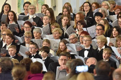 18 maja 2025 r., w katedrze rzeszowskiej celebrowano Eucharystię z okazji 25. rocznicy przyjęcia sakry biskupiej przez bp. Jana Wątrobę. Mszy św. przewodniczył Biskup Rzeszowski, zaś w koncelebrze wzięli udział: abp Józef Michalik, abp Adam Szal, bp Edward Białogłowski, bp Kazimierz Górny, bp Stanisław Jamrozek, bp Marian Rojek, bp Jan Śrutwa oraz kilkudziesięciu kapłanów. W Eucharystii uczestniczyły liczne delegacje osób życia konsekrowanego, przedstawiciele instytucji, fundacji i stowarzyszeń kościelnych. W katedrze rzeszowskiej obecni byli również parlamentarzyści sejmu i senatu, władze wojewódzkie, samorządowe, władze Rzeszowa, rektorzy wyższych uczelni, dyrektorzy instutucji regionalnych, kuratorium oświaty, a także szpitali. Homilię wygłosił bp Edward Białogłowski, biskup pomocniczy senior, który podkreślił, że świętowanie srebrnego jubileuszu Biskupa Rzeszowskiego wpisuje się w przeżywanie Roku Świętego, ale także kolejną rocznicę urodzin św. Jana Pawła II, rocznicę bitwy pod Monte Cassino, inaugurację pontyfikatu Ojca Świętego Leona XIV oraz rocznicę beatyfikacji Józef Sebastiana Pelczara. Na zakończenie liturgii Karolina i Dariusz Kosakowie z dziećmi, jako przedstawiciele diecezjan, przekazali życzenia Jubilatowi. W uroczystej liturgii wzięło udział kilkuset muzyków, chórzystów i członków orkiestr, którzy brali udział w projekcie „Podkarpacie śladami św. Jana Pawła II”. Przedsięwzięcie zostało zorganizowane przez Polski Związek Chórów i Orkiestr – Oddział w Rzeszowie. fot. ks. Jakub Oczkowicz