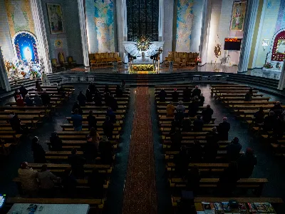 „Zaiste, godna jesteś, Matko, wszelkiej chwały, któraś między wszystkimi świętymi Najświętsze zrodziła Słowo. Od przyszłej kary wybaw nas, którzy pospołu do Ciebie wołamy: Alleluja”. Tymi słowami wychwalali Matkę Bożą zgromadzeni w rzeszowskiej katedrze w wigilię jednej z najważniejszych uroczystości w Kościele – uroczystości Niepokalanego Poczęcia Najświętszej Maryi Panny. W tym szczególnym dniu miało miejsce nabożeństwo Akatystu ku czci Bogurodzicy – jednego z najstarszych hymnów liturgicznych wychwalających Najświętszą Maryję Pannę.

Nabożeństwo zyskało szczególną rangę, gdyż wraz z wiernymi modlił się także Biskup Rzeszowski Jan Wątroba, co podkreślało doniosłość tego wydarzenia dla katedralnej wspólnoty.

Historia Akatystu sięga V wieku, a jego autorstwo przypisuje się świętemu Romanowi Pieśniarzowi. Według tradycji, święty otrzymał hymn w niezwykły sposób – miał się mu objawić we śnie Niebiański Wysłannik i wręczyć zwój z tekstem. Rankiem święty Roman wyśpiewał jego treść, a hymn ten przez wieki rozbrzmiewa ku czci Bogurodzicy. Według jednej z podań historycznych, Akatyst został po raz pierwszy wykonany 7 sierpnia 626 roku, gdy – za wstawiennictwem Maryi – miasto Konstantynopol zostało cudownie uratowane przed najazdem. Wtedy też mieszkańcy śpiewali hymn całą noc, stojąc na znak wdzięczności i czci.

Choć Akatyst wywodzi się z tradycji bizantyńskiej i jest ściśle związany z liturgią wschodnią, już w VIII wieku został przetłumaczony na łacinę, a później na wiele języków narodowych. W ten sposób trafił także do praktyki liturgicznej Kościoła Zachodniego. Współcześnie jest odmawiany i śpiewany w wielu kościołach w Polsce – zwłaszcza przy okazji uroczystości maryjnych, takich jak 8 grudnia (Niepokalane Poczęcie NMP) czy 25 marca (Zwiastowanie NMP).

Akatyst składa się z 24 zwrotek, które ułożone są według kolejnych liter alfabetu. Każda strofa wprowadza głęboką refleksję nad tajemnicą Wcielenia Słowa i rolą Maryi w planie zbawienia. Niezwykłym elementem tej modlitwy jest fakt, że każda dłuższa strofa rozpoczyna się uroczystym „Witaj”, a kończy wezwaniem „Witaj Oblubienico Dziewicza”. Ze względu na greckie znaczenie słowa akathistos („nie siedzący”), hymn wykonuje się na stojąco.

W przeddzień uroczystości Niepokalanego Poczęcia NMP wierni licznie zgromadzili się w rzeszowskiej katedrze, by wspólnie uwielbiać Tę, która została zachowana od zmazy pierworodnej. Wprowadzenia w modlitwę Akatystu dokonał ks. Julian Wybraniec, przypominając historię tego starożytnego nabożeństwa i objaśniając jego strukturę. Po uroczystej procesji wejścia, przy figurze Matki Bożej Fatimskiej, rozpoczęto modlitwę wezwaniem „O Waleczna Hetmanko”. Nabożeństwu przewodniczył ks. Karol Migut, wikariusz katedralny, a trzygłosowy śpiew poprowadziła Katedralna Schola Liturgiczna pod dyrekcją ks. Juliana Wybrańca.

Wyjątkowy klimat tej modlitwy podkreślały elementy pełne symboliki – figura Matki Bożej wielokrotnie okadzana, światła w świątyni niemal całkowicie zgaszone, a jedynym światłem stały się zapalone świece trzymane w dłoniach wiernych. Nabożeństwo zakończyło się uroczystym błogosławieństwem i rozesłaniem.

Bogactwo duchowe i teologiczne Akatystu pozwoliło uczestnikom nie tylko przygotować się do uroczystości Niepokalanego Poczęcia, ale także pogłębić refleksję nad rolą Maryi w Boskim planie zbawienia. Wyszeptane i uniesione modlitwy pomogły wiernym dostrzec, że Maryja jest Przewodniczką na drodze przygotowania do przyjścia Zbawiciela – zarówno w nadchodzącego Bożego Narodzenia, jak i w oczekiwanym powtórnym przyjściu Chrystusa na ziemię.

Niech ta modlitwa, odwieczna w swojej treści i dziś odżywająca przez wspólne uczestnictwo, pogłębi w nas wiarę, nadzieję i miłość – zwłaszcza w czasie Adwentu.

Angelika Karnasiewicz, fot. Antoni Ważny