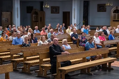 Znakomity, pełen wirtuozowskiego blasku i wielobarwny recital niemieckiego organisty Ulferta Smidta z Hannoveru zakończył w minioną niedzielę w naszej Katedrze tegoroczną edycję Podkarpackiego Festiwalu Organowego. W upalny wieczór publiczność dopisała jak zawsze niezawodnie, dając się prowadzić naszemu Gościowi przez meandry muzyki różnych stylów i epok. Gospodarzami tej muzycznej uczty byli: proboszcz katedry ks. kanonik Krzysztof Gołąbek oraz Agnieszka Radwan-Stefańska, prezes naszej Fundacji, organizatora Festiwalu. Fot. Joanna Prasoł Fundacja Promocji Kultury i Sztuki ARS PRO ARTE