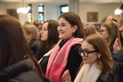 W niedzielę, 24 listopada 2024 r., w uroczystość Jezusa Chrystusa Króla Wszechświata obchodzony jest Światowy Dzień Młodzieży, a także jest to święto patronalne Akcji Katolickiej i Katolickiego Stowarzyszenia Młodzieży. Świętowanie uroczystości Jezusa Chrystusa Króla Wszechświata i 39. Światowego Dnia Młodzieży w diecezji rozpoczęła Eucharystia w katedrze rzeszowskiej, której przewodniczył bp Jan Wątroba. Eucharystię koncelebrowało 60 księży, głównie asystentów Katolickiego Stowarzyszenia Młodzieży, oddziałów Akcji Katolickiej i duszpasterzy młodzieży. W kościele katedralnym w liturgii uczestniczyło prawie 2000 młodych ludzi i kilkaset osób związanych z Akcją Katolicką. Po homilii 60 osób z różnych parafii złożyło przyrzeczenie, poprzez które zostali włączeni do Katolickiego Stowarzyszenia Młodzieży. Kandydaci, przed sztandarem KSM, wypowiedzieli słowa przysięgi: Uroczyście przyrzekam pracować nad sobą, aby móc całym życiem wiernie służyć Bogu, Kościołowi i Ojczyźnie, czynić dobro ludziom, być dobrym członkiem Katolickiego Stowarzyszenia Młodzieży. Po Eucharystii w kościele katedralnym młodzież udała się w uroczystym przemarszu ulicami miasta do Uniwersytetu Rzeszowskiego, gdzie odbywa się druga część obchodów 39. Światowego Dnia Młodzieży pod hasłem „Królewska Uczta”. fot. ks. Jakub Oczkowicz