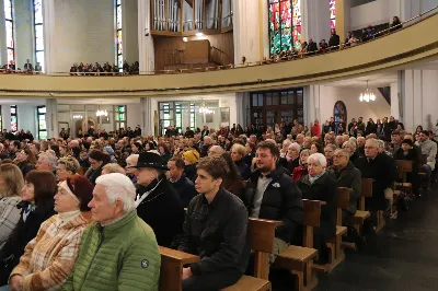 W niedzielę, 16 listopada, w Katedrze pw. Najświętszego Serca Pana Jezusa w Rzeszowie odbyła się uroczysta Msza Święta z okazji jubileuszu 40-lecia Katedralnego Chóru Chłopięco-Męskiego „Pueri Cantores Resovienses”. Eucharystii przewodniczył ks. Krzysztof Gołąbek, proboszcz Katedry.

Pod batutą Aleksandry Fiołek-Matuszewskiej oraz chórzysty Marcelego Kyca chór wykonał kilka utworów ze swojego repertuaru, wypełniając Katedrę pięknem muzyki sakralnej.

Wyjątkowym momentem było przyjęcie dziesięciu chłopców do grona chórzystów. W asyście prezesa chóru, Ryszarda Bieńka, młodzi śpiewacy złożyli uroczyste przyrzeczenie godnego reprezentowania chóru, Katedry Rzeszowskiej i miasta.

Radość przeżywały także dzieci przygotowujące się do I Komunii Świętej, które podczas Mszy Świętej otrzymały swoje pierwsze modlitewniki. W homilii ks. Julian Wybraniec, duszpasterz chóru z ramienia bpa Jana Wątroby, przypomniał o znaczeniu modlitewnika w życiu każdego chrześcijanina.

Przed nami kolejna uroczystość! Już 24 listopada o godz. 18.00 w Instytucie Teologiczno-Pastoralnym w Rzeszowie odbędzie się wyjątkowy koncert jubileuszowy. 

fot. Patrycja Pelczar Reszko