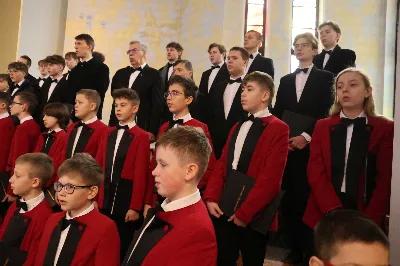 W drugi dzień oktawy Narodzenia Pańskiego o godz. 12.00 w Rzeszowskiej Katedrze została odprawiona uroczysta Eucharystia ku czci św. Szczepana, pierwszego męczennika oraz odbyło się spotkanie opłatkowe Katedralnego Chóru Chłopięco-Męskiego „Pueri Cantores Resovienses”. Eucharystii przewodniczył bp Edward Białogłowski – biskupa pomocniczy senior, a w koncelebrze uczestniczyli ks. Krzysztof Gołąbek – prepozyt kapituły katedralnej i proboszcz Katedry oraz ks. Paweł Matuszewski – notariusz rzeszowskiej Kurii. Kolędy podczas liturgii wykonał Katedralny Chór Chłopięco-Męski „Pueri Cantores Resovienses” pod dyrekcją pani Aleksandry Fiołek-Matuszewskiej. Po Eucharystii, w sali papieskiej odbyło się spotkanie opłatkowe katedralnego chóru. Życzenia błogosławieństwa Bożego od Nowonarodzonego Chrystusa złożył bp Edward Białogłowski. W tradycyjnym przełamaniu opłatkiem, oprócz koncelebrujących Mszę Świętą księży, uczestniczyli: pani Aleksandra Fiołek-Matuszewska – dyrygent chóru, pan Ryszard Bieniek – prezes chóru, ks. Julian Wybraniec, duszpasterz chóru z ramienia Biskupa Rzeszowskiego Jana Wątroby, członkowie zarządu chóru oraz rodzice chórzystów. Fot. Patrycja Pelczar Reszko