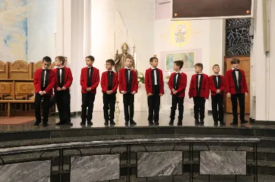 W niedzielę, 16 listopada, w Katedrze pw. Najświętszego Serca Pana Jezusa w Rzeszowie odbyła się uroczysta Msza Święta z okazji jubileuszu 40-lecia Katedralnego Chóru Chłopięco-Męskiego „Pueri Cantores Resovienses”. Eucharystii przewodniczył ks. Krzysztof Gołąbek, proboszcz Katedry.

Pod batutą Aleksandry Fiołek-Matuszewskiej oraz chórzysty Marcelego Kyca chór wykonał kilka utworów ze swojego repertuaru, wypełniając Katedrę pięknem muzyki sakralnej.

Wyjątkowym momentem było przyjęcie dziesięciu chłopców do grona chórzystów. W asyście prezesa chóru, Ryszarda Bieńka, młodzi śpiewacy złożyli uroczyste przyrzeczenie godnego reprezentowania chóru, Katedry Rzeszowskiej i miasta.

Radość przeżywały także dzieci przygotowujące się do I Komunii Świętej, które podczas Mszy Świętej otrzymały swoje pierwsze modlitewniki. W homilii ks. Julian Wybraniec, duszpasterz chóru z ramienia bpa Jana Wątroby, przypomniał o znaczeniu modlitewnika w życiu każdego chrześcijanina.

Przed nami kolejna uroczystość! Już 24 listopada o godz. 18.00 w Instytucie Teologiczno-Pastoralnym w Rzeszowie odbędzie się wyjątkowy koncert jubileuszowy. 

fot. Patrycja Pelczar Reszko