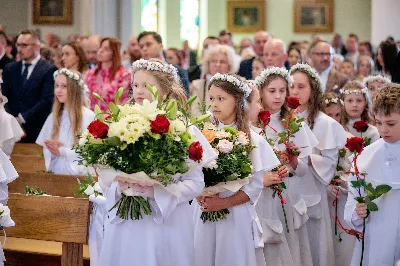 Maj to dla wielu najpiękniejszy miesiąc w roku. W liturgii Kościoła szczególnie wtedy czcimy Maryję oraz radujemy się ze Zmartwychwstania Pańskiego.
W niedzielę 12 maja w naszej Katedrze dzieci z klas III doświadczyły równie wielkiej radości po raz pierwszy w pełni uczestnicząc we Mszy Świętej. To niezwykłe spotkanie z Chrystusem w Komunii Świętej zostało poprzedzone przygotowaniem poprzez katechezy w szkole i spotkania w parafii, a także spowiedzią.
Poprzez niedzielną Eucharystie o godz. 12.00 celebrowaną przez ks. Krzysztofa Gołąbka, proboszcza naszej Katedry, 78 dzieci rozpoczęło wielką przygodę z Jezusem ukrytym w Najświętszym Sakramencie. Towarzyszyli im rodzice, którzy wraz ze swoimi dziećmi przygotowywali się do tego wydarzenia, a także najbliższa rodzina. Posługę w liturgii Mszy Świętej pełniły dzieci pierwszokomunijne oraz ich rodzice.
Wielka radość serc dzieci komunijnych promieniowała na wszystkich uczestników Mszy Świętej i przypominała zebranym na liturgii, że spotkanie z Jezusem Eucharystycznym to przywilej i wielkie szczęście. Czas tej wielkiej radości został przedłużony przez „Biały Tydzień”, w którym dzieci uczestniczyły w wieczornej Eucharystii, przyjmując Jezusa do swoich serc. 
Wszystkim dzieciom, które w tym roku przeżywały swoją Pierwszą Komunię Świętą, życzymy, aby nie gasł w nich zapał do poznawania Jezusa i Jego nauki, a radość, jaka towarzyszyła tym dniom, była nieodłączną towarzyszką ich spotkań z Jezusem w Eucharystii. A s. Julicie i ks. Julianowi dziękujemy za serce włożone w przygotowanie dzieci do tego wielkiego wydarzenia.
 
fot. Fotografia-64 Wacław Patro