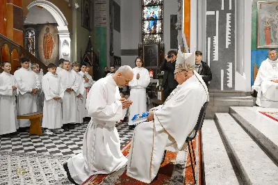 W sobotę, 15 listopada 2025 r., w Sanktuarium św. Józefa w Rzeszowie aż 205 ministrantów z całej diecezji otrzymało błogosławieństwo do pełnienia funkcji lektora. Wśród nich znalazło się dziesięciu przedstawicieli naszej parafii – 9 chłopców i 1 dorosły mężczyzna.

Podczas uroczystości Ks. Bp Kazimierz Górny przypomniał, jak odpowiedzialna jest rola tych, którzy proklamują Słowo Boże. Podkreślił, że liczy się nie tylko piękna dykcja i postawa liturgiczna, ale również godne, chrześcijańskie życie na co dzień.

Nowi lektorzy z naszej parafii to: Wojciech, Paweł, Piotr, Wojciech, Dawid, Damian, Dawid, Michał, Olaf, Aleksander.

Składamy serdeczne gratulacje nowym lektorom, ich rodzicom oraz ks. Pawłowi Wójcikowi – opiekunowi LSO! Niech zapał i gotowość do służby sprawią, że ich posługa Słowa będzie umacniać całą naszą wspólnotę.

fot. ks. Jakub Oczkowicz, Łukasz Lewandowski, Wiktor Woliński