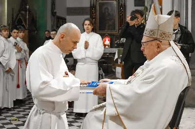W sobotę, 15 listopada 2025 r., w Sanktuarium św. Józefa w Rzeszowie aż 205 ministrantów z całej diecezji otrzymało błogosławieństwo do pełnienia funkcji lektora. Wśród nich znalazło się dziesięciu przedstawicieli naszej parafii – 9 chłopców i 1 dorosły mężczyzna.

Podczas uroczystości Ks. Bp Kazimierz Górny przypomniał, jak odpowiedzialna jest rola tych, którzy proklamują Słowo Boże. Podkreślił, że liczy się nie tylko piękna dykcja i postawa liturgiczna, ale również godne, chrześcijańskie życie na co dzień.

Nowi lektorzy z naszej parafii to: Wojciech, Paweł, Piotr, Wojciech, Dawid, Damian, Dawid, Michał, Olaf, Aleksander.

Składamy serdeczne gratulacje nowym lektorom, ich rodzicom oraz ks. Pawłowi Wójcikowi – opiekunowi LSO! Niech zapał i gotowość do służby sprawią, że ich posługa Słowa będzie umacniać całą naszą wspólnotę.

fot. ks. Jakub Oczkowicz, Łukasz Lewandowski, Wiktor Woliński