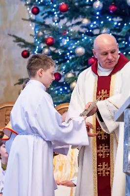 W niedzielę 11 stycznia 2026 r., na zakończenie rodzinnej Mszy Świętej o godz. 12.00, odbyło się uroczyste podsumowanie roku formacyjnego Liturgicznej Służby Ołtarza Katedry Rzeszowskiej.

Statuetkę Złotego Ministranta otrzymali Karol Kowalski oraz Dawid Pruchnicki.
Statuetkę Srebrnego Ministranta otrzymał Piotr Warzybok.
Statuetkę Brązowego Ministranta otrzymał Paweł Górka.

Wszystkim nagrodzonym serdecznie gratulujemy, a pozostałych ministrantów zachęcamy do dalszej, wytrwałej i gorliwej służby przy ołtarzu.

Serdecznie dziękujemy osobom i firmom wspierającym działalność Liturgicznej Służby Ołtarza:
– Państwu Jolancie i Sławomirowi Zawidlakom (Majstal – cięcie laserowe),
– Państwu Sylwii i Łukaszowi Kowalskim (drukowalscy.pl) za przygotowanie projektu i ufundowanie statuetek,
– Państwu Annie i Sławomirowi Wilkom (Matteo Travel – Biuro Podróży) za wsparcie finansowe, które umożliwia ministrantom nieodpłatne korzystanie z hali sportowej.

Wyrażamy wdzięczność wszystkim parafianom, którzy w uroczystość Objawienia Pańskiego zakupili „kadzidło”, wspierając w ten sposób Fundusz Ministrancki.

Dziękujemy przede wszystkim ks. Pawłowi Wójcikowi za codzienną troskę, opiekę i formację Liturgicznej Służby Ołtarza.

Zapraszamy wszystkich chłopców, którzy chcieliby dołączyć do grona Liturgicznej Służby Ołtarza. Służba przy ołtarzu to piękna droga pogłębiania wiary, nauki odpowiedzialności oraz współtworzenia piękna liturgii.

Fot. Joanna Prasoł
