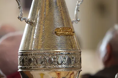 „Eucharystia powinna nas prowadzić do odkrycia kapłańskiej misji Ludu Bożego, kapłańskiej misji każdego z nas” – powiedział Biskup Rzeszowski podczas Mszy Wieczerzy Pańskiej, której przewodniczył w katedrze rzeszowskiej w Wielki Czwartek, 2 kwietnia 2026 r.

Podczas uroczystej liturgii Wielkiego Czwartku w katedrze rzeszowskiej, której przewodniczył bp Jan Wątroba, wierni zostali zaproszeni do refleksji nad tajemnicą Eucharystii, kapłaństwa oraz powołania całego Ludu Bożego do udziału w misji Chrystusa. Na zakończenie homilii biskup zachęcił do szczególnej modlitwy za kapłanów, zwłaszcza tych przeżywających trudności i kryzysy. „Panie Jezu, dobry pasterzu i towarzyszu wędrówki, dziś powierzamy Ci wszystkich kapłanów, ale zwłaszcza tych, którzy przechodzą chwilę kryzysu” – powiedział Biskup Rzeszowski. Wezwał także wspólnotę wiernych do troski o kapłanów poprzez modlitwę, życzliwość i wsparcie.

Wielkoczwartkowa liturgia w katedrze rzeszowskiej stała się nie tylko dziękczynieniem za dar Eucharystii i kapłaństwa, ale także wezwaniem do odnowienia świadomości odpowiedzialności każdego wiernego za życie Kościoła i świadectwo wiary w świecie. fot. ks. Jakub Oczkowicz