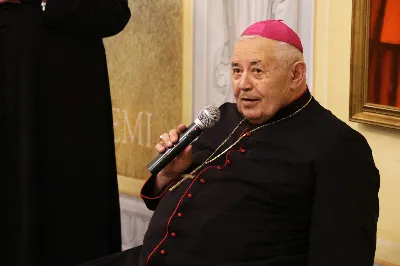 W drugi dzień oktawy Narodzenia Pańskiego o godz. 12.00 w Rzeszowskiej Katedrze została odprawiona uroczysta Eucharystia ku czci św. Szczepana, pierwszego męczennika oraz odbyło się spotkanie opłatkowe Katedralnego Chóru Chłopięco-Męskiego „Pueri Cantores Resovienses”. Eucharystii przewodniczył bp Edward Białogłowski – biskupa pomocniczy senior, a w koncelebrze uczestniczyli ks. Krzysztof Gołąbek – prepozyt kapituły katedralnej i proboszcz Katedry oraz ks. Paweł Matuszewski – notariusz rzeszowskiej Kurii. Kolędy podczas liturgii wykonał Katedralny Chór Chłopięco-Męski „Pueri Cantores Resovienses” pod dyrekcją pani Aleksandry Fiołek-Matuszewskiej. Po Eucharystii, w sali papieskiej odbyło się spotkanie opłatkowe katedralnego chóru. Życzenia błogosławieństwa Bożego od Nowonarodzonego Chrystusa złożył bp Edward Białogłowski. W tradycyjnym przełamaniu opłatkiem, oprócz koncelebrujących Mszę Świętą księży, uczestniczyli: pani Aleksandra Fiołek-Matuszewska – dyrygent chóru, pan Ryszard Bieniek – prezes chóru, ks. Julian Wybraniec, duszpasterz chóru z ramienia Biskupa Rzeszowskiego Jana Wątroby, członkowie zarządu chóru oraz rodzice chórzystów. Fot. Patrycja Pelczar Reszko