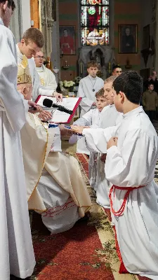 W sobotę, 15 listopada 2025 r., w Sanktuarium św. Józefa w Rzeszowie aż 205 ministrantów z całej diecezji otrzymało błogosławieństwo do pełnienia funkcji lektora. Wśród nich znalazło się dziesięciu przedstawicieli naszej parafii – 9 chłopców i 1 dorosły mężczyzna.

Podczas uroczystości Ks. Bp Kazimierz Górny przypomniał, jak odpowiedzialna jest rola tych, którzy proklamują Słowo Boże. Podkreślił, że liczy się nie tylko piękna dykcja i postawa liturgiczna, ale również godne, chrześcijańskie życie na co dzień.

Nowi lektorzy z naszej parafii to: Wojciech, Paweł, Piotr, Wojciech, Dawid, Damian, Dawid, Michał, Olaf, Aleksander.

Składamy serdeczne gratulacje nowym lektorom, ich rodzicom oraz ks. Pawłowi Wójcikowi – opiekunowi LSO! Niech zapał i gotowość do służby sprawią, że ich posługa Słowa będzie umacniać całą naszą wspólnotę.

fot. ks. Jakub Oczkowicz, Łukasz Lewandowski, Wiktor Woliński