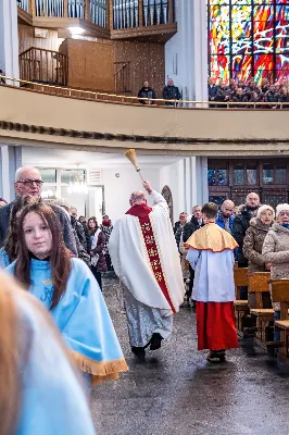 W niedzielę 11 stycznia 2026 r., na zakończenie rodzinnej Mszy Świętej o godz. 12.00, odbyło się uroczyste podsumowanie roku formacyjnego Liturgicznej Służby Ołtarza Katedry Rzeszowskiej.

Statuetkę Złotego Ministranta otrzymali Karol Kowalski oraz Dawid Pruchnicki.
Statuetkę Srebrnego Ministranta otrzymał Piotr Warzybok.
Statuetkę Brązowego Ministranta otrzymał Paweł Górka.

Wszystkim nagrodzonym serdecznie gratulujemy, a pozostałych ministrantów zachęcamy do dalszej, wytrwałej i gorliwej służby przy ołtarzu.

Serdecznie dziękujemy osobom i firmom wspierającym działalność Liturgicznej Służby Ołtarza:
– Państwu Jolancie i Sławomirowi Zawidlakom (Majstal – cięcie laserowe),
– Państwu Sylwii i Łukaszowi Kowalskim (drukowalscy.pl) za przygotowanie projektu i ufundowanie statuetek,
– Państwu Annie i Sławomirowi Wilkom (Matteo Travel – Biuro Podróży) za wsparcie finansowe, które umożliwia ministrantom nieodpłatne korzystanie z hali sportowej.

Wyrażamy wdzięczność wszystkim parafianom, którzy w uroczystość Objawienia Pańskiego zakupili „kadzidło”, wspierając w ten sposób Fundusz Ministrancki.

Dziękujemy przede wszystkim ks. Pawłowi Wójcikowi za codzienną troskę, opiekę i formację Liturgicznej Służby Ołtarza.

Zapraszamy wszystkich chłopców, którzy chcieliby dołączyć do grona Liturgicznej Służby Ołtarza. Służba przy ołtarzu to piękna droga pogłębiania wiary, nauki odpowiedzialności oraz współtworzenia piękna liturgii.

Fot. Joanna Prasoł