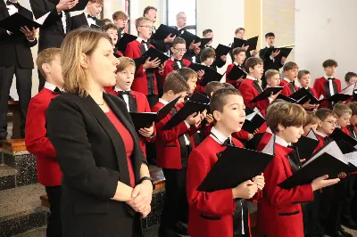 W niedzielę, 16 listopada, w Katedrze pw. Najświętszego Serca Pana Jezusa w Rzeszowie odbyła się uroczysta Msza Święta z okazji jubileuszu 40-lecia Katedralnego Chóru Chłopięco-Męskiego „Pueri Cantores Resovienses”. Eucharystii przewodniczył ks. Krzysztof Gołąbek, proboszcz Katedry.

Pod batutą Aleksandry Fiołek-Matuszewskiej oraz chórzysty Marcelego Kyca chór wykonał kilka utworów ze swojego repertuaru, wypełniając Katedrę pięknem muzyki sakralnej.

Wyjątkowym momentem było przyjęcie dziesięciu chłopców do grona chórzystów. W asyście prezesa chóru, Ryszarda Bieńka, młodzi śpiewacy złożyli uroczyste przyrzeczenie godnego reprezentowania chóru, Katedry Rzeszowskiej i miasta.

Radość przeżywały także dzieci przygotowujące się do I Komunii Świętej, które podczas Mszy Świętej otrzymały swoje pierwsze modlitewniki. W homilii ks. Julian Wybraniec, duszpasterz chóru z ramienia bpa Jana Wątroby, przypomniał o znaczeniu modlitewnika w życiu każdego chrześcijanina.

Przed nami kolejna uroczystość! Już 24 listopada o godz. 18.00 w Instytucie Teologiczno-Pastoralnym w Rzeszowie odbędzie się wyjątkowy koncert jubileuszowy. 

fot. Patrycja Pelczar Reszko