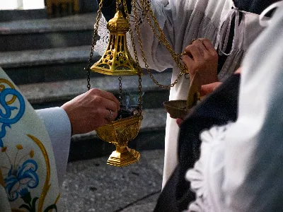 „Zaiste, godna jesteś, Matko, wszelkiej chwały, któraś między wszystkimi świętymi Najświętsze zrodziła Słowo. Od przyszłej kary wybaw nas, którzy pospołu do Ciebie wołamy: Alleluja”. Tymi słowami wychwalali Matkę Bożą zgromadzeni w rzeszowskiej katedrze w wigilię jednej z najważniejszych uroczystości w Kościele – uroczystości Niepokalanego Poczęcia Najświętszej Maryi Panny. W tym szczególnym dniu miało miejsce nabożeństwo Akatystu ku czci Bogurodzicy – jednego z najstarszych hymnów liturgicznych wychwalających Najświętszą Maryję Pannę.

Nabożeństwo zyskało szczególną rangę, gdyż wraz z wiernymi modlił się także Biskup Rzeszowski Jan Wątroba, co podkreślało doniosłość tego wydarzenia dla katedralnej wspólnoty.

Historia Akatystu sięga V wieku, a jego autorstwo przypisuje się świętemu Romanowi Pieśniarzowi. Według tradycji, święty otrzymał hymn w niezwykły sposób – miał się mu objawić we śnie Niebiański Wysłannik i wręczyć zwój z tekstem. Rankiem święty Roman wyśpiewał jego treść, a hymn ten przez wieki rozbrzmiewa ku czci Bogurodzicy. Według jednej z podań historycznych, Akatyst został po raz pierwszy wykonany 7 sierpnia 626 roku, gdy – za wstawiennictwem Maryi – miasto Konstantynopol zostało cudownie uratowane przed najazdem. Wtedy też mieszkańcy śpiewali hymn całą noc, stojąc na znak wdzięczności i czci.

Choć Akatyst wywodzi się z tradycji bizantyńskiej i jest ściśle związany z liturgią wschodnią, już w VIII wieku został przetłumaczony na łacinę, a później na wiele języków narodowych. W ten sposób trafił także do praktyki liturgicznej Kościoła Zachodniego. Współcześnie jest odmawiany i śpiewany w wielu kościołach w Polsce – zwłaszcza przy okazji uroczystości maryjnych, takich jak 8 grudnia (Niepokalane Poczęcie NMP) czy 25 marca (Zwiastowanie NMP).

Akatyst składa się z 24 zwrotek, które ułożone są według kolejnych liter alfabetu. Każda strofa wprowadza głęboką refleksję nad tajemnicą Wcielenia Słowa i rolą Maryi w planie zbawienia. Niezwykłym elementem tej modlitwy jest fakt, że każda dłuższa strofa rozpoczyna się uroczystym „Witaj”, a kończy wezwaniem „Witaj Oblubienico Dziewicza”. Ze względu na greckie znaczenie słowa akathistos („nie siedzący”), hymn wykonuje się na stojąco.

W przeddzień uroczystości Niepokalanego Poczęcia NMP wierni licznie zgromadzili się w rzeszowskiej katedrze, by wspólnie uwielbiać Tę, która została zachowana od zmazy pierworodnej. Wprowadzenia w modlitwę Akatystu dokonał ks. Julian Wybraniec, przypominając historię tego starożytnego nabożeństwa i objaśniając jego strukturę. Po uroczystej procesji wejścia, przy figurze Matki Bożej Fatimskiej, rozpoczęto modlitwę wezwaniem „O Waleczna Hetmanko”. Nabożeństwu przewodniczył ks. Karol Migut, wikariusz katedralny, a trzygłosowy śpiew poprowadziła Katedralna Schola Liturgiczna pod dyrekcją ks. Juliana Wybrańca.

Wyjątkowy klimat tej modlitwy podkreślały elementy pełne symboliki – figura Matki Bożej wielokrotnie okadzana, światła w świątyni niemal całkowicie zgaszone, a jedynym światłem stały się zapalone świece trzymane w dłoniach wiernych. Nabożeństwo zakończyło się uroczystym błogosławieństwem i rozesłaniem.

Bogactwo duchowe i teologiczne Akatystu pozwoliło uczestnikom nie tylko przygotować się do uroczystości Niepokalanego Poczęcia, ale także pogłębić refleksję nad rolą Maryi w Boskim planie zbawienia. Wyszeptane i uniesione modlitwy pomogły wiernym dostrzec, że Maryja jest Przewodniczką na drodze przygotowania do przyjścia Zbawiciela – zarówno w nadchodzącego Bożego Narodzenia, jak i w oczekiwanym powtórnym przyjściu Chrystusa na ziemię.

Niech ta modlitwa, odwieczna w swojej treści i dziś odżywająca przez wspólne uczestnictwo, pogłębi w nas wiarę, nadzieję i miłość – zwłaszcza w czasie Adwentu.

Angelika Karnasiewicz, fot. Antoni Ważny