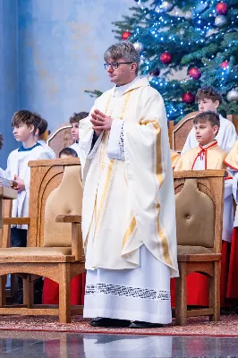 W niedzielę 11 stycznia 2026 r., na zakończenie rodzinnej Mszy Świętej o godz. 12.00, odbyło się uroczyste podsumowanie roku formacyjnego Liturgicznej Służby Ołtarza Katedry Rzeszowskiej.

Statuetkę Złotego Ministranta otrzymali Karol Kowalski oraz Dawid Pruchnicki.
Statuetkę Srebrnego Ministranta otrzymał Piotr Warzybok.
Statuetkę Brązowego Ministranta otrzymał Paweł Górka.

Wszystkim nagrodzonym serdecznie gratulujemy, a pozostałych ministrantów zachęcamy do dalszej, wytrwałej i gorliwej służby przy ołtarzu.

Serdecznie dziękujemy osobom i firmom wspierającym działalność Liturgicznej Służby Ołtarza:
– Państwu Jolancie i Sławomirowi Zawidlakom (Majstal – cięcie laserowe),
– Państwu Sylwii i Łukaszowi Kowalskim (drukowalscy.pl) za przygotowanie projektu i ufundowanie statuetek,
– Państwu Annie i Sławomirowi Wilkom (Matteo Travel – Biuro Podróży) za wsparcie finansowe, które umożliwia ministrantom nieodpłatne korzystanie z hali sportowej.

Wyrażamy wdzięczność wszystkim parafianom, którzy w uroczystość Objawienia Pańskiego zakupili „kadzidło”, wspierając w ten sposób Fundusz Ministrancki.

Dziękujemy przede wszystkim ks. Pawłowi Wójcikowi za codzienną troskę, opiekę i formację Liturgicznej Służby Ołtarza.

Zapraszamy wszystkich chłopców, którzy chcieliby dołączyć do grona Liturgicznej Służby Ołtarza. Służba przy ołtarzu to piękna droga pogłębiania wiary, nauki odpowiedzialności oraz współtworzenia piękna liturgii.

Fot. Joanna Prasoł
