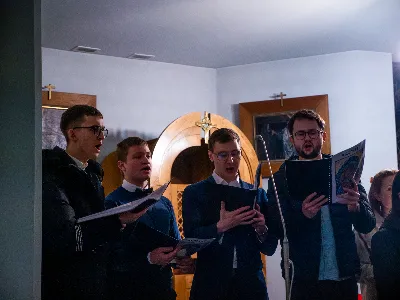 „Zaiste, godna jesteś, Matko, wszelkiej chwały, któraś między wszystkimi świętymi Najświętsze zrodziła Słowo. Od przyszłej kary wybaw nas, którzy pospołu do Ciebie wołamy: Alleluja”. Tymi słowami wychwalali Matkę Bożą zgromadzeni w rzeszowskiej katedrze w wigilię jednej z najważniejszych uroczystości w Kościele – uroczystości Niepokalanego Poczęcia Najświętszej Maryi Panny. W tym szczególnym dniu miało miejsce nabożeństwo Akatystu ku czci Bogurodzicy – jednego z najstarszych hymnów liturgicznych wychwalających Najświętszą Maryję Pannę.

Nabożeństwo zyskało szczególną rangę, gdyż wraz z wiernymi modlił się także Biskup Rzeszowski Jan Wątroba, co podkreślało doniosłość tego wydarzenia dla katedralnej wspólnoty.

Historia Akatystu sięga V wieku, a jego autorstwo przypisuje się świętemu Romanowi Pieśniarzowi. Według tradycji, święty otrzymał hymn w niezwykły sposób – miał się mu objawić we śnie Niebiański Wysłannik i wręczyć zwój z tekstem. Rankiem święty Roman wyśpiewał jego treść, a hymn ten przez wieki rozbrzmiewa ku czci Bogurodzicy. Według jednej z podań historycznych, Akatyst został po raz pierwszy wykonany 7 sierpnia 626 roku, gdy – za wstawiennictwem Maryi – miasto Konstantynopol zostało cudownie uratowane przed najazdem. Wtedy też mieszkańcy śpiewali hymn całą noc, stojąc na znak wdzięczności i czci.

Choć Akatyst wywodzi się z tradycji bizantyńskiej i jest ściśle związany z liturgią wschodnią, już w VIII wieku został przetłumaczony na łacinę, a później na wiele języków narodowych. W ten sposób trafił także do praktyki liturgicznej Kościoła Zachodniego. Współcześnie jest odmawiany i śpiewany w wielu kościołach w Polsce – zwłaszcza przy okazji uroczystości maryjnych, takich jak 8 grudnia (Niepokalane Poczęcie NMP) czy 25 marca (Zwiastowanie NMP).

Akatyst składa się z 24 zwrotek, które ułożone są według kolejnych liter alfabetu. Każda strofa wprowadza głęboką refleksję nad tajemnicą Wcielenia Słowa i rolą Maryi w planie zbawienia. Niezwykłym elementem tej modlitwy jest fakt, że każda dłuższa strofa rozpoczyna się uroczystym „Witaj”, a kończy wezwaniem „Witaj Oblubienico Dziewicza”. Ze względu na greckie znaczenie słowa akathistos („nie siedzący”), hymn wykonuje się na stojąco.

W przeddzień uroczystości Niepokalanego Poczęcia NMP wierni licznie zgromadzili się w rzeszowskiej katedrze, by wspólnie uwielbiać Tę, która została zachowana od zmazy pierworodnej. Wprowadzenia w modlitwę Akatystu dokonał ks. Julian Wybraniec, przypominając historię tego starożytnego nabożeństwa i objaśniając jego strukturę. Po uroczystej procesji wejścia, przy figurze Matki Bożej Fatimskiej, rozpoczęto modlitwę wezwaniem „O Waleczna Hetmanko”. Nabożeństwu przewodniczył ks. Karol Migut, wikariusz katedralny, a trzygłosowy śpiew poprowadziła Katedralna Schola Liturgiczna pod dyrekcją ks. Juliana Wybrańca.

Wyjątkowy klimat tej modlitwy podkreślały elementy pełne symboliki – figura Matki Bożej wielokrotnie okadzana, światła w świątyni niemal całkowicie zgaszone, a jedynym światłem stały się zapalone świece trzymane w dłoniach wiernych. Nabożeństwo zakończyło się uroczystym błogosławieństwem i rozesłaniem.

Bogactwo duchowe i teologiczne Akatystu pozwoliło uczestnikom nie tylko przygotować się do uroczystości Niepokalanego Poczęcia, ale także pogłębić refleksję nad rolą Maryi w Boskim planie zbawienia. Wyszeptane i uniesione modlitwy pomogły wiernym dostrzec, że Maryja jest Przewodniczką na drodze przygotowania do przyjścia Zbawiciela – zarówno w nadchodzącego Bożego Narodzenia, jak i w oczekiwanym powtórnym przyjściu Chrystusa na ziemię.

Niech ta modlitwa, odwieczna w swojej treści i dziś odżywająca przez wspólne uczestnictwo, pogłębi w nas wiarę, nadzieję i miłość – zwłaszcza w czasie Adwentu.

Angelika Karnasiewicz, fot. Antoni Ważny