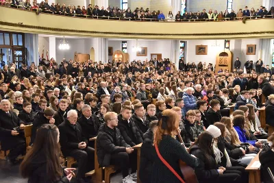 W niedzielę, 24 listopada 2024 r., w uroczystość Jezusa Chrystusa Króla Wszechświata obchodzony jest Światowy Dzień Młodzieży, a także jest to święto patronalne Akcji Katolickiej i Katolickiego Stowarzyszenia Młodzieży. Świętowanie uroczystości Jezusa Chrystusa Króla Wszechświata i 39. Światowego Dnia Młodzieży w diecezji rozpoczęła Eucharystia w katedrze rzeszowskiej, której przewodniczył bp Jan Wątroba. Eucharystię koncelebrowało 60 księży, głównie asystentów Katolickiego Stowarzyszenia Młodzieży, oddziałów Akcji Katolickiej i duszpasterzy młodzieży. W kościele katedralnym w liturgii uczestniczyło prawie 2000 młodych ludzi i kilkaset osób związanych z Akcją Katolicką. Po homilii 60 osób z różnych parafii złożyło przyrzeczenie, poprzez które zostali włączeni do Katolickiego Stowarzyszenia Młodzieży. Kandydaci, przed sztandarem KSM, wypowiedzieli słowa przysięgi: Uroczyście przyrzekam pracować nad sobą, aby móc całym życiem wiernie służyć Bogu, Kościołowi i Ojczyźnie, czynić dobro ludziom, być dobrym członkiem Katolickiego Stowarzyszenia Młodzieży. Po Eucharystii w kościele katedralnym młodzież udała się w uroczystym przemarszu ulicami miasta do Uniwersytetu Rzeszowskiego, gdzie odbywa się druga część obchodów 39. Światowego Dnia Młodzieży pod hasłem „Królewska Uczta”. fot. ks. Jakub Oczkowicz