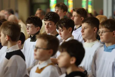 „Eucharystia powinna nas prowadzić do odkrycia kapłańskiej misji Ludu Bożego, kapłańskiej misji każdego z nas” – powiedział Biskup Rzeszowski podczas Mszy Wieczerzy Pańskiej, której przewodniczył w katedrze rzeszowskiej w Wielki Czwartek, 2 kwietnia 2026 r.

Podczas uroczystej liturgii Wielkiego Czwartku w katedrze rzeszowskiej, której przewodniczył bp Jan Wątroba, wierni zostali zaproszeni do refleksji nad tajemnicą Eucharystii, kapłaństwa oraz powołania całego Ludu Bożego do udziału w misji Chrystusa. Na zakończenie homilii biskup zachęcił do szczególnej modlitwy za kapłanów, zwłaszcza tych przeżywających trudności i kryzysy. „Panie Jezu, dobry pasterzu i towarzyszu wędrówki, dziś powierzamy Ci wszystkich kapłanów, ale zwłaszcza tych, którzy przechodzą chwilę kryzysu” – powiedział Biskup Rzeszowski. Wezwał także wspólnotę wiernych do troski o kapłanów poprzez modlitwę, życzliwość i wsparcie.

Wielkoczwartkowa liturgia w katedrze rzeszowskiej stała się nie tylko dziękczynieniem za dar Eucharystii i kapłaństwa, ale także wezwaniem do odnowienia świadomości odpowiedzialności każdego wiernego za życie Kościoła i świadectwo wiary w świecie. fot. ks. Jakub Oczkowicz