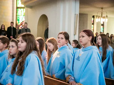 W V Niedzielę Wielkiego Postu, podczas Mszy Świętej o godz. 12:00, ks. Krzysztof Gołąbek – proboszcz naszej Katedry, przyjął do grona Liturgicznej Służby Ołtarza siedmiu nowych ministrantów.  Po odpowiednim przygotowaniu, pod czujnym okiem ks. Pawła Wójcika oraz animatorów Adama i Miłosza, chłopcy otrzymali stopień ministranta choralisty – po raz pierwszy założyli kołnierzyki i otrzymali legitymacje ministranckie. To wyjątkowy moment i ogromna radość dla naszej wspólnoty! Podczas Mszy Świętej zaśpiewała Dziewczęca Schola Katedralna. Serdecznie gratulujemy chłopcom odwagi oraz życzymy wytrwałości w tej pięknej służbie przy Ołtarzu Pana Jezusa. Jeśli chcesz dołączyć do grona ministrantów – serdecznie zapraszamy! Zainteresowanych prosimy o kontakt z ks. Pawłem Wójcikiem.
fot. Antoni Ważny