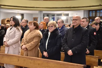 Uroczystej liturgii w uroczystość Objawienia Pańskiego w katedrze rzeszowskiej przewodniczył bp Jan Wątroba. W koncelebrze wziął udział bp Kazimierz Górny oraz kilkudziesięciu kapłanów. Szczególną intencją Eucharystii była modlitwa za bp. Kazimierza Górnego, obchodzącego 40. rocznicę sakry biskupiej oraz za bp. Edwarda Białogłowskiego, który święcenia biskupie przyjął 37 lat temu.
Na początku liturgii przedstawiciele parafii przekazali życzenia Biskupom Seniorom. Po odczytaniu Ewangelii, zgodnie z dawnym zwyczajem, wygłoszono Anuncjacę, czyli ogłoszenie dat Świąt Paschalnych i innych świąt ruchomych w bieżącym roku liturgicznym. Obrzęd ten ma na celu przypomnienie, że całe życie chrześcijanina i liturgia Kościoła, zmierzają ku najważniejszej tajemnicy, Paschy Chrystusa. Podczas liturgii, zgodnie ze świątecznym zwyczajem, pobłogosławiono kredę i kadzidło.
Na zakończenie Mszy św. bp Kazimierz Górny podziękował uczestnikom liturgii za wspólną modlitwę i przekazane życzenia. fot. ks. Jakub Oczkowicz