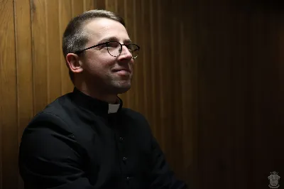 We wtorek 24 marca, w Katedrze Rzeszowskiej o godz. 19.00 podczas I Nieszporów Uroczystości Zwiastowania Pańskiego odbył się obrzęd wprowadzenia nowych kanoników Kapituły Katedralnej w Rzeszowie. Liturgii Nieszporów przewodniczył ks. Krzysztof Gołąbek, proboszcz Katedry i prepozyt Kapituły Katedralnej. Do grona kanoników katedralnych dołączyli: ks. dr Stanisław Kamiński, Wikariusz Biskupi ds. Życia Konsekrowanego oraz proboszcz parafii św. Józefa w Głogowie Małopolskim, ks. Jacek Szczęch, proboszcz parafii Matki Bożej Nieustającej Pomocy i św. Floriana w Rzeszowie oraz wykładowca w Instytucie Wyższych Studiów Teologicznych w Rzeszowie, ks. dr Lucjan Dyka, proboszcz parafii pw. św. Józefa Sebastiana Pelczara w Rzeszowie oraz wykładowca w Diecezjalnym Studium Organistowskim w Rzeszowie, ks. dr Piotr Potyrała, Dyrektor Caritas Diecezji Rzeszowskiej. fot. ks. Jakub Oczkowicz