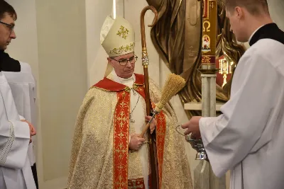 „Jesteśmy pielgrzymami do wiecznej ojczyzny. Pielgrzymka jest symbolem i ilustracją ludzkiego życia na ziemi i kondycji człowieka. Pielgrzym zaś to jedno z najpiękniejszych imion, jakie historia nadała człowiekowi” – mówił bp Jan Wątroba w katedrze rzeszowskiej podczas diecezjalnej inauguracji Roku Jubileuszowego 2025.
Uroczystości rozpoczęły się w kościele akademickim pw. św. Jadwigi Królowej w Rzeszowie. Tam odczytano fragment bulli „Spes non confundit”, a następnie procesja z Krzyżem jubileuszowym, ulicami miasta, dotarła do kościoła katedralnego.
Po dotarciu do katedry, przed głównym wejściem, wiernym obecnym na placu ukazano krzyż i odśpiewano hymn Roku Jubileuszowego 2025.
Kolejnym ważnym momentem liturgii było błogosławieństwo wody w chrzcielnicy, którą pokropiono wiernych uczestniczących we Mszy św.
Eucharystii przewodniczył bp Jan Wątroba, zaś w koncelebrze uczestniczyli bp Edward Białogłowski, bp Kazimierz Górny oraz ok. 50 kapłanów.
Homilię wygłosił bp Jan Wątroba. Po zakończeniu Mszy św. przedstawiciele 25 wspólnot parafialnych z rąk bp. Jana Wątroby odebrali świece jubileuszowe, a także dekrety ustanawiające kościoły jubileuszowe w diecezji rzeszowskiej. Podczas Mszy Swiętej śpiewał Katedralny Chór Chłopięco-Męski „Pueri Cantores Resovienses”.
Fot. ks. Jakub Oczkowicz

