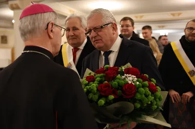 W liturgiczne wspomnienie św. Jana Apostoła (27 grudnia) w katedrze rzeszowskiej celebrowano Eucharystię, której przewodniczył bp Jan Wątroba. Mszę św. koncelebrował abp Edward Nowak, bp Edward Białogłowski, a także ok. 60 kapłanów, którzy wraz z przedstawicielami wspólnot, stowarzyszeń i instytucji modlili się w intencji Biskupa Rzeszowskiego z okazji jego imienin.
Homilię wygłosił ks. Janusz Kosior, proboszcz parafii pw. św. Jadwigi Królowej w Rzeszowie.
Na zakończenie Mszy św. bp Jan Wątroba podziękował za modlitwę i życzenia. 
fot. ks. Jakub Oczkowicz
