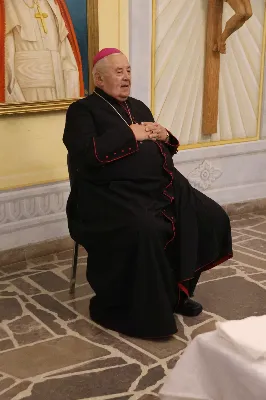 W drugi dzień oktawy Narodzenia Pańskiego o godz. 12.00 w Rzeszowskiej Katedrze została odprawiona uroczysta Eucharystia ku czci św. Szczepana, pierwszego męczennika oraz odbyło się spotkanie opłatkowe Katedralnego Chóru Chłopięco-Męskiego „Pueri Cantores Resovienses”. Eucharystii przewodniczył bp Edward Białogłowski – biskupa pomocniczy senior, a w koncelebrze uczestniczyli ks. Krzysztof Gołąbek – prepozyt kapituły katedralnej i proboszcz Katedry oraz ks. Paweł Matuszewski – notariusz rzeszowskiej Kurii. Kolędy podczas liturgii wykonał Katedralny Chór Chłopięco-Męski „Pueri Cantores Resovienses” pod dyrekcją pani Aleksandry Fiołek-Matuszewskiej. Po Eucharystii, w sali papieskiej odbyło się spotkanie opłatkowe katedralnego chóru. Życzenia błogosławieństwa Bożego od Nowonarodzonego Chrystusa złożył bp Edward Białogłowski. W tradycyjnym przełamaniu opłatkiem, oprócz koncelebrujących Mszę Świętą księży, uczestniczyli: pani Aleksandra Fiołek-Matuszewska – dyrygent chóru, pan Ryszard Bieniek – prezes chóru, ks. Julian Wybraniec, duszpasterz chóru z ramienia Biskupa Rzeszowskiego Jana Wątroby, członkowie zarządu chóru oraz rodzice chórzystów. Fot. Patrycja Pelczar Reszko