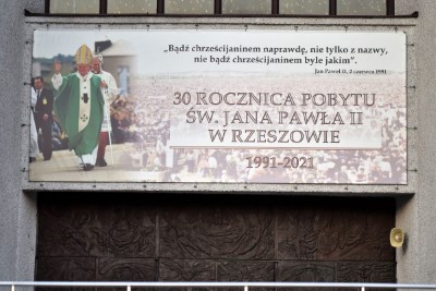 2 czerwca 2021 r., w 30. rocznicę wizyty Jana Pawła II w Rzeszowie, bp Kazimierz Górny i Tadeusz Ferenc odsłonili, a bp Jan Wątroba poświęcił pomnik św. Jana Pawła II w Parku Papieskim w Rzeszowie.  Odsłonięcie i poświęcenie poprzedziła Msza św. w naszej Katedrze pod przewodnictwem bpa Jana Wątroby. Eucharystię koncelebrował bp Edward Białogłowski, abp Edward Nowak i blisko 20 księży. We Mszy św. uczestniczył bp Kazimierz Górny.  Homilię wygłosił bp Edward Białogłowski. Po Komunii Świętej abp Edward Nowak, były sekretarz Kongregacji Spraw Kanonizacyjnych, powiedział o swojej współpracy z Janem Pawłem II.  Po Mszy św. jej uczestnicy przeszli do Parku Papieskiego. Krótkie przemówienia wygłosili: Ewa Leniart, wojewoda podkarpacki, Marek Bajdak, pełniący funkcję prezydenta Rzeszowa, Mieczysław Janowski, były prezydent Rzeszowa i bp Kazimierz Górny, pierwszy ordynariusz diecezji rzeszowskiej.  Pomnik odsłonił bp Kazimierz Górny i Tadeusz Ferenc, były prezydent Rzeszowa, a poświęcania dokonał bp Jan Wątroba.  Na początku października 2020 r. w Parku Papieskim zamontowano pomnik św. Jana Pawła II, który zastąpił obelisk z tablicą upamiętniającą pobyt papieża w Rzeszowie (obelisk umieszczono kilka metrów obok pomnika). Czterometrowy pomnik przedstawia Ojca Świętego ubranego w liturgiczne szaty, siedzącego na granitowym tronie. Papież w jednej ręce trzyma księgę Pisma Świętego, a drugą wykonuje gest błogosławieństwa. Odlew został wykonany z brązu. Całość znajduje się na granitowym podeście, który oplatają metalowe róże.  Pomnik zaprojektował Eliasz Dyrow, 26-letni malarz i rzeźbiarz z Jarosławia. Dyrow urodził się w polskiej rodzinie mieszkającej w Kijowie. W 2011 r., w ramach repatriacji, przyjechał do Jarosławia, gdzie ukończył Liceum Plastyczne, a następnie Wydział Sztuki Uniwersytetu Rzeszowskiego.  fot. ks. Tomasz Nowak 