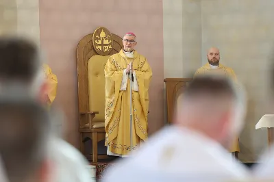 „Eucharystia powinna nas prowadzić do odkrycia kapłańskiej misji Ludu Bożego, kapłańskiej misji każdego z nas” – powiedział Biskup Rzeszowski podczas Mszy Wieczerzy Pańskiej, której przewodniczył w katedrze rzeszowskiej w Wielki Czwartek, 2 kwietnia 2026 r.

Podczas uroczystej liturgii Wielkiego Czwartku w katedrze rzeszowskiej, której przewodniczył bp Jan Wątroba, wierni zostali zaproszeni do refleksji nad tajemnicą Eucharystii, kapłaństwa oraz powołania całego Ludu Bożego do udziału w misji Chrystusa. Na zakończenie homilii biskup zachęcił do szczególnej modlitwy za kapłanów, zwłaszcza tych przeżywających trudności i kryzysy. „Panie Jezu, dobry pasterzu i towarzyszu wędrówki, dziś powierzamy Ci wszystkich kapłanów, ale zwłaszcza tych, którzy przechodzą chwilę kryzysu” – powiedział Biskup Rzeszowski. Wezwał także wspólnotę wiernych do troski o kapłanów poprzez modlitwę, życzliwość i wsparcie.

Wielkoczwartkowa liturgia w katedrze rzeszowskiej stała się nie tylko dziękczynieniem za dar Eucharystii i kapłaństwa, ale także wezwaniem do odnowienia świadomości odpowiedzialności każdego wiernego za życie Kościoła i świadectwo wiary w świecie. fot. ks. Jakub Oczkowicz