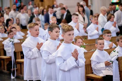 Maj to dla wielu najpiękniejszy miesiąc w roku. W liturgii Kościoła szczególnie wtedy czcimy Maryję oraz radujemy się ze Zmartwychwstania Pańskiego.
W niedzielę 12 maja w naszej Katedrze dzieci z klas III doświadczyły równie wielkiej radości po raz pierwszy w pełni uczestnicząc we Mszy Świętej. To niezwykłe spotkanie z Chrystusem w Komunii Świętej zostało poprzedzone przygotowaniem poprzez katechezy w szkole i spotkania w parafii, a także spowiedzią.
Poprzez niedzielną Eucharystie o godz. 12.00 celebrowaną przez ks. Krzysztofa Gołąbka, proboszcza naszej Katedry, 78 dzieci rozpoczęło wielką przygodę z Jezusem ukrytym w Najświętszym Sakramencie. Towarzyszyli im rodzice, którzy wraz ze swoimi dziećmi przygotowywali się do tego wydarzenia, a także najbliższa rodzina. Posługę w liturgii Mszy Świętej pełniły dzieci pierwszokomunijne oraz ich rodzice.
Wielka radość serc dzieci komunijnych promieniowała na wszystkich uczestników Mszy Świętej i przypominała zebranym na liturgii, że spotkanie z Jezusem Eucharystycznym to przywilej i wielkie szczęście. Czas tej wielkiej radości został przedłużony przez „Biały Tydzień”, w którym dzieci uczestniczyły w wieczornej Eucharystii, przyjmując Jezusa do swoich serc. 
Wszystkim dzieciom, które w tym roku przeżywały swoją Pierwszą Komunię Świętą, życzymy, aby nie gasł w nich zapał do poznawania Jezusa i Jego nauki, a radość, jaka towarzyszyła tym dniom, była nieodłączną towarzyszką ich spotkań z Jezusem w Eucharystii. A s. Julicie i ks. Julianowi dziękujemy za serce włożone w przygotowanie dzieci do tego wielkiego wydarzenia.
 
fot. Fotografia-64 Wacław Patro