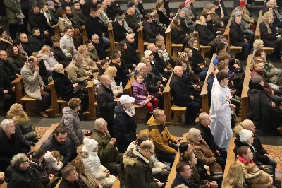 W drugi dzień oktawy Narodzenia Pańskiego o godz. 12.00 w Rzeszowskiej Katedrze została odprawiona uroczysta Eucharystia ku czci św. Szczepana, pierwszego męczennika oraz odbyło się spotkanie opłatkowe Katedralnego Chóru Chłopięco-Męskiego „Pueri Cantores Resovienses”. Eucharystii przewodniczył bp Edward Białogłowski – biskupa pomocniczy senior, a w koncelebrze uczestniczyli ks. Krzysztof Gołąbek – prepozyt kapituły katedralnej i proboszcz Katedry oraz ks. Paweł Matuszewski – notariusz rzeszowskiej Kurii. Kolędy podczas liturgii wykonał Katedralny Chór Chłopięco-Męski „Pueri Cantores Resovienses” pod dyrekcją pani Aleksandry Fiołek-Matuszewskiej. Po Eucharystii, w sali papieskiej odbyło się spotkanie opłatkowe katedralnego chóru. Życzenia błogosławieństwa Bożego od Nowonarodzonego Chrystusa złożył bp Edward Białogłowski. W tradycyjnym przełamaniu opłatkiem, oprócz koncelebrujących Mszę Świętą księży, uczestniczyli: pani Aleksandra Fiołek-Matuszewska – dyrygent chóru, pan Ryszard Bieniek – prezes chóru, ks. Julian Wybraniec, duszpasterz chóru z ramienia Biskupa Rzeszowskiego Jana Wątroby, członkowie zarządu chóru oraz rodzice chórzystów. Fot. Patrycja Pelczar Reszko