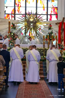 18 maja 2024 r. w katedrze rzeszowskiej święcenia prezbiteratu przyjęli diakoni: Łukasz Cyrnek z parafii św. Onufrego w Łące, Dawid Piróg z parafii Najświętszego Serca Pana Jezusa w Pagorzynie i Janusz Szczęch z parafii Podwyższenia Krzyża Świętego w Rzeszowie.
W Eucharystii, której przewodniczył Biskup Rzeszowski, uczestniczył abp Edward Nowak i około pięćdziesięciu księży, m.in. przełożeni Wyższego Seminarium Duchownego w Rzeszowie oraz proboszczowie i wikariusze z parafii rodzinnych neoprezbiterów.
Po homilii odbył się obrzędy święceń: przyrzeczenie czci i posłuszeństwa biskupowi ordynariuszowi, Litania do Wszystkich Świętych podczas której kandydaci leżeli krzyżem, nałożenie rąk (po raz pierwszy w historii diecezji rzeszowskiej biskup nakładał ręce stojąc przy tronie biskupim), modlitwa święceń oraz namaszczenie rąk krzyżmem i wręczenie chleba i wina. Podczas Liturgii Eucharystycznej nowo wyświęceni po raz pierwszy wyciągnęli dłonie nad chlebem i winem wypowiadając słowa konsekracji.
Na zakończenie Mszy św. ks. Łukasz Cyrnek podziękował, w imieniu nowo wyświęconych, wszystkim, którzy przyczynili się do przygotowania ich do kapłaństwa.
Wracając do zakrystii neoprezbiterzy zatrzymali się przy figurze Matki Bożej Fatimskiej zawierzając swoje kapłaństwo Najświętszej Maryi Pannie.
W niedzielę, 19 maja, w Uroczystość Zesłania Ducha Świętego, ks. Łukasz Cyrnek i ks. Dawid Piróg będą sprawować w swoich rodzinnych parafiach uroczyste Msze św. prymicyjne; ks. Janusz Szczęch – 25 maja. Pod koniec czerwca neoprezbiterzy otrzymają skierowania do pierwszych parafii.
Fot. Piotr Szorc – Radio VIA