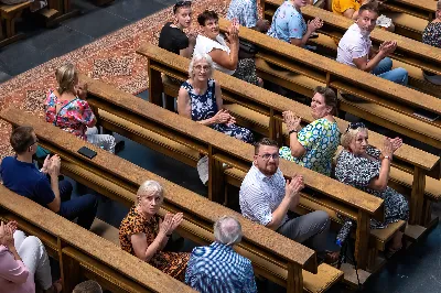 Znakomity, pełen wirtuozowskiego blasku i wielobarwny recital niemieckiego organisty Ulferta Smidta z Hannoveru zakończył w minioną niedzielę w naszej Katedrze tegoroczną edycję Podkarpackiego Festiwalu Organowego. W upalny wieczór publiczność dopisała jak zawsze niezawodnie, dając się prowadzić naszemu Gościowi przez meandry muzyki różnych stylów i epok. Gospodarzami tej muzycznej uczty byli: proboszcz katedry ks. kanonik Krzysztof Gołąbek oraz Agnieszka Radwan-Stefańska, prezes naszej Fundacji, organizatora Festiwalu. Fot. Joanna Prasoł Fundacja Promocji Kultury i Sztuki ARS PRO ARTE