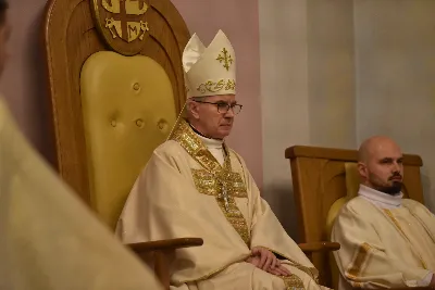 W liturgiczne wspomnienie św. Jana Apostoła (27 grudnia) w katedrze rzeszowskiej celebrowano Eucharystię, której przewodniczył bp Jan Wątroba. Mszę św. koncelebrował abp Edward Nowak, bp Edward Białogłowski, a także ok. 60 kapłanów, którzy wraz z przedstawicielami wspólnot, stowarzyszeń i instytucji modlili się w intencji Biskupa Rzeszowskiego z okazji jego imienin.
Homilię wygłosił ks. Janusz Kosior, proboszcz parafii pw. św. Jadwigi Królowej w Rzeszowie.
Na zakończenie Mszy św. bp Jan Wątroba podziękował za modlitwę i życzenia. 
fot. ks. Jakub Oczkowicz
